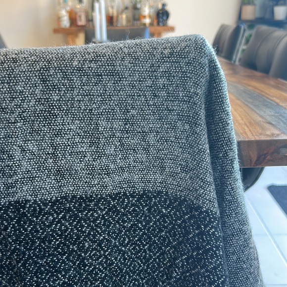 Roots Poncho - Picture 9 of 10